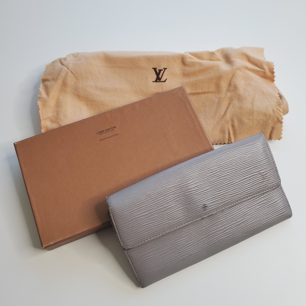 Louis Vuitton Silver Textured Clutch - Picture 1 of 1
